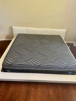 Like New king size Sealy Memory Foam Luxury Mattress