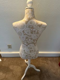 Dressing mannequin