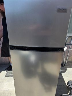 Frigidaire 7.5 cu ft mini refrigerator
