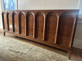 Fabulous Thomasville Mid-Century Modern Arched Dresser and Chest of Drawers Set