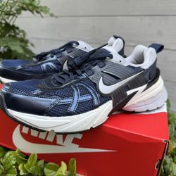 Nike V2K Run Brand New Men 8/ Women 9.5