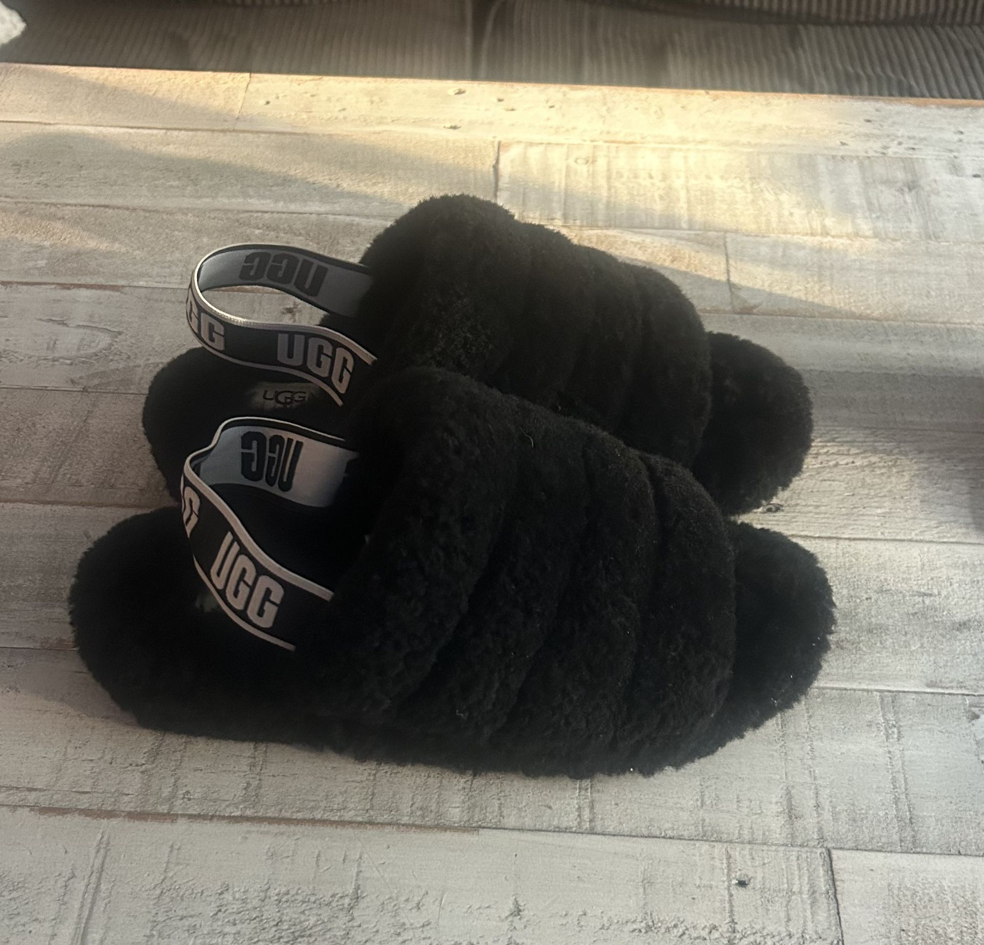 Size 9 Women’s Fuzzy Ugg Slippers