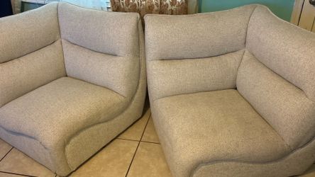 2 person couch can be separated