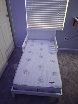Toddle bed with mattress