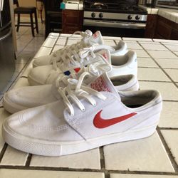 Tenis adidas Y NIKE  Buen Estado Size 8 1/2 de hombre  $15 O las 2 Por  $25  