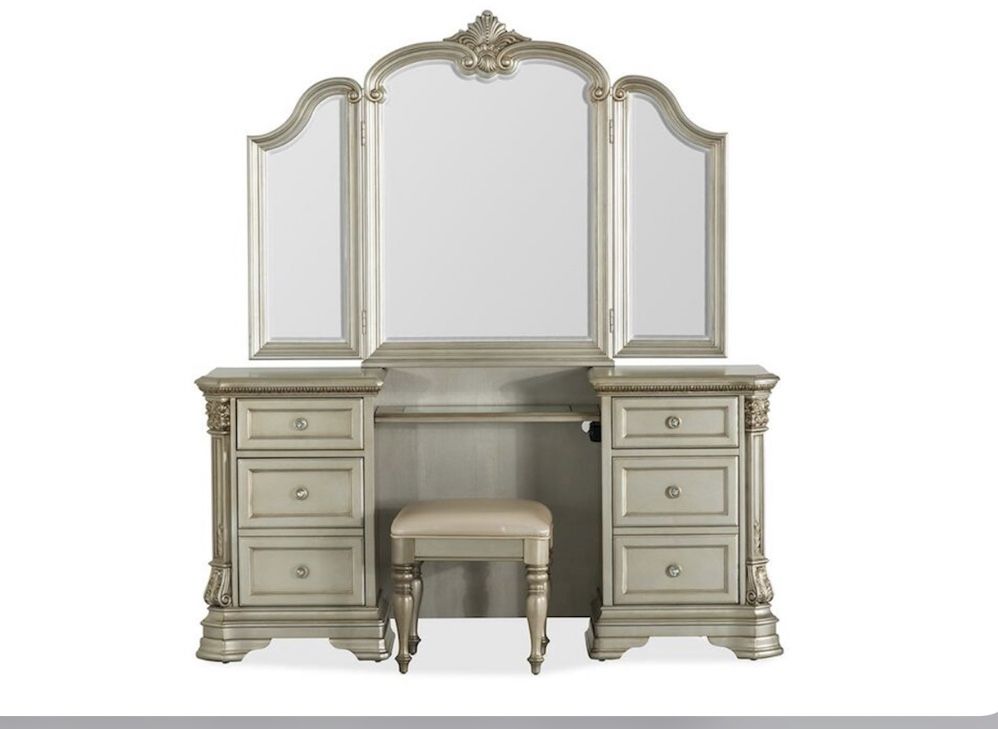 Almost Brand New Mahogany Color Exact Same Vanity From Lacks Paid Over 1,000 For It Asking 600