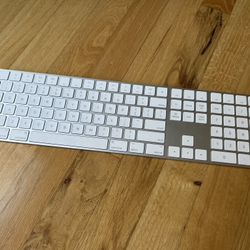  Apple Magic Keyboard 2 (Rechargeable) with Numeric Keypad