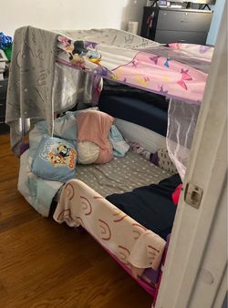Delta kids Minnie princess canopy bed