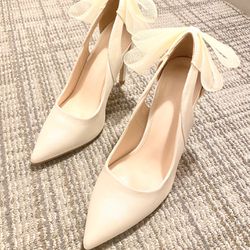 Cream Satin Bow Pump Heels - size 6