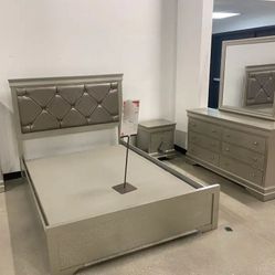 ♥️Valentine's Day SaleAMALIA SILVER UPHOLSTERED PANEL BEDROOM SET
4-Piece Bed, Dresser, Mirror, Nightstand