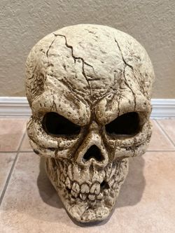 Light Up Halloween Horror Plaster Skull Decoration