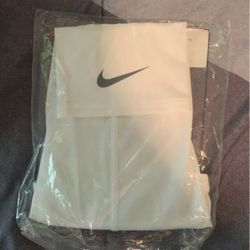 Nike Knee Pad Brand New . Color- White, Size- X-Large 