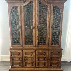 Beautiful  Vintage Drexel Heritage Buffet Mid-Century Modern China Cabinet 