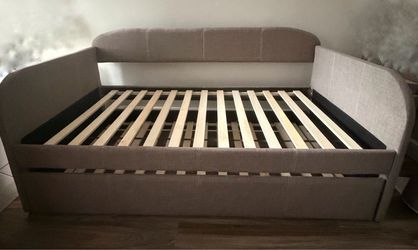 Gray Upholstered Daybed with Pull-Out Trundle – Great Condition