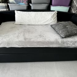 Day Bed With 2 Twin Mattresses