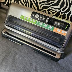 FoodSaver FM5200 2-in-1 Automatic Vacuum Sealer Machine with Express Bag Maker