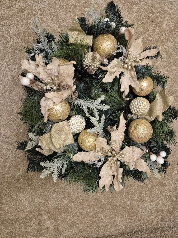 Elegant Wreath With Snow Flakes 