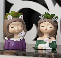 2 pc Resin flower pots great for small succulent plants.