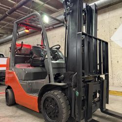 TOYOTA M8 forklift , latest model 5500 lb, 3 stage, side shift , fork positioner 