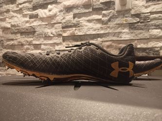 Under armor track stars come with spikes inserted and a few extra and a spike turning tool size 8 and 1/2 in kids