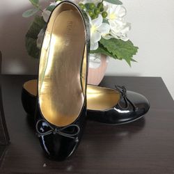 Reaction Kenneth Cole Flats Size 7W 