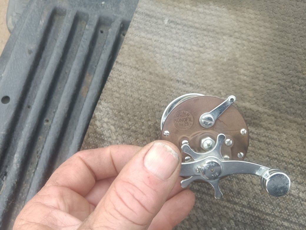 FISHING REEL