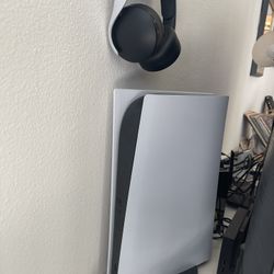 PS5 Digital + Headset + Controllers + Charging Station