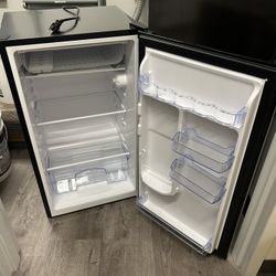 Avanti Mini Refrigerator 