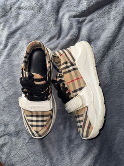Burberry sneaker size 42 (8.5-9)