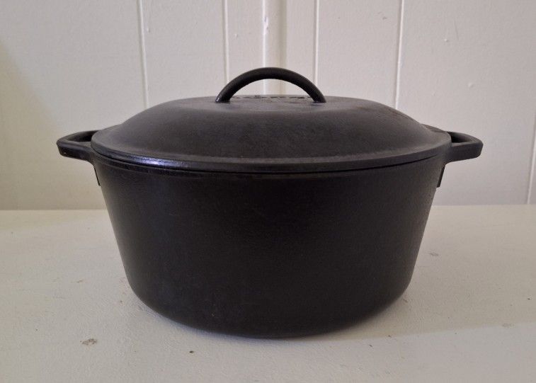 Lodge Cast Iron  800 L Pot