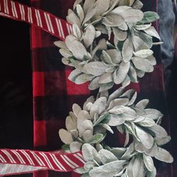 2 Mini Wreaths With Ribbon 