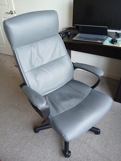A Beautiful and Comfortable Computer Chair On Sale