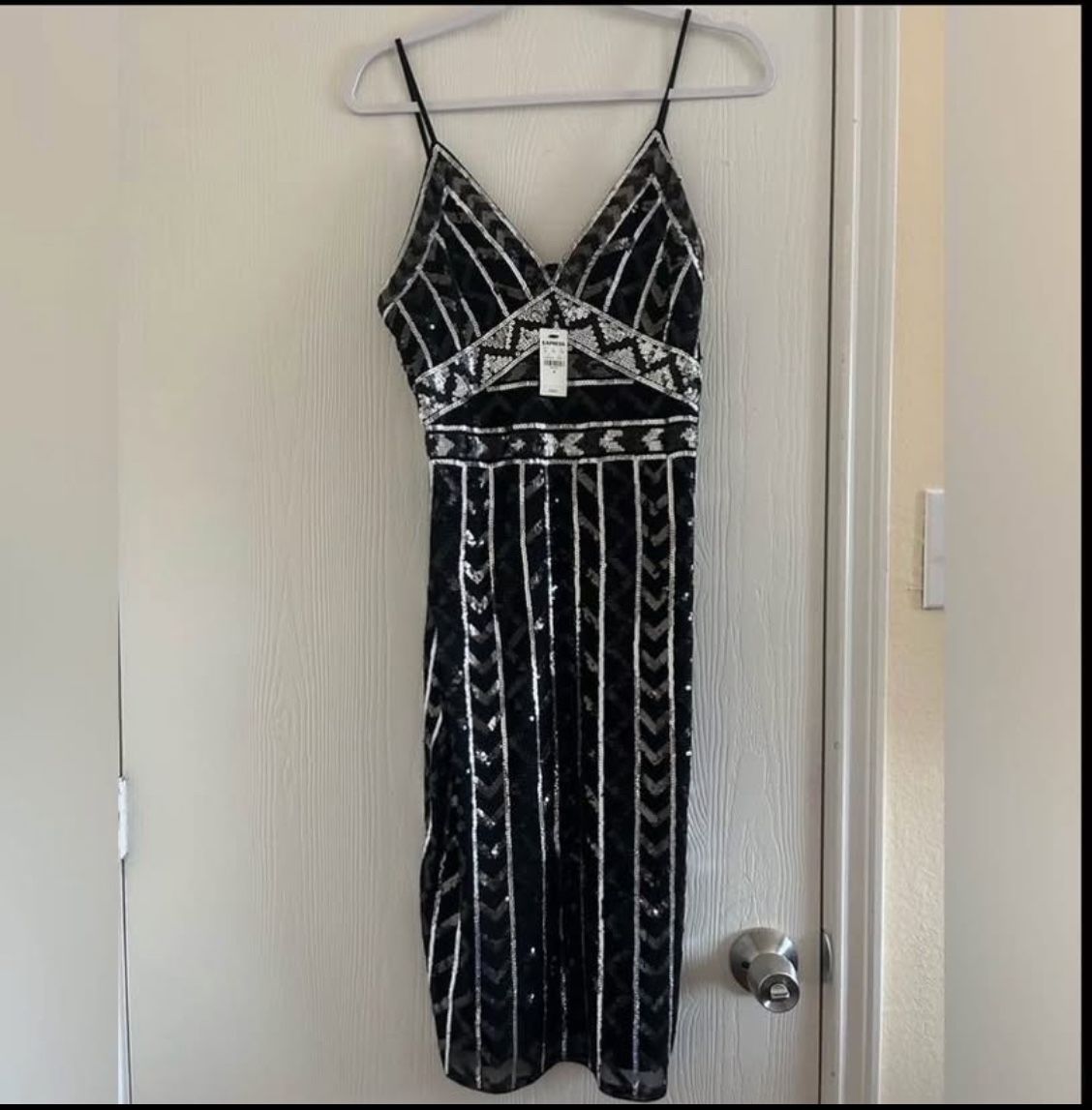 NWT: Express Med. Black And Silver Sequin: Size: M