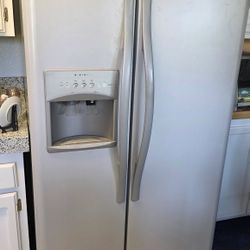 Frigidaire Gallery Series side-by-side refrigerator With water and automatic ice dispenser
