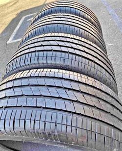 255/40r20 marca GOODYEAR En perfectas condiciones de vida las 4