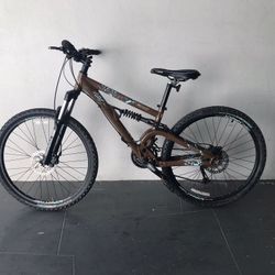 BICYCLE GIANT 27 SPEED EXCELLENT CONDITIONS 