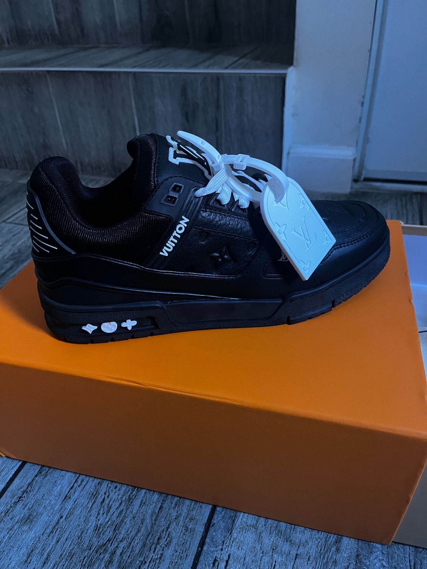 LV trainers black