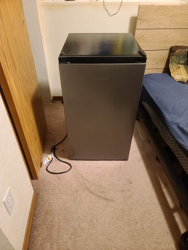 Hisense 4.4 Cu Single Door Mini Fridge