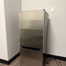 Insignia 4.1 Cu Ft Stainless Steel Mini Fridge – Excellent Condition