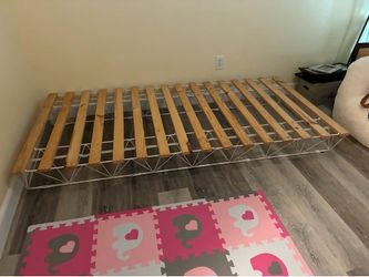Low profile twin bed