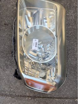 2010 Honda Pilot passenger headlight