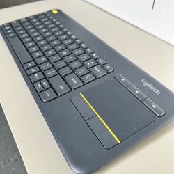 Logitech - K400 Plus  Keyboard for PC/Tablet with Built-in Touchpad - Black