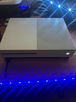 Xbox one S whit 2 controllers and GTA V