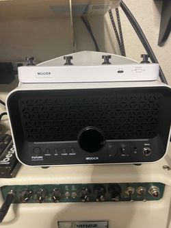 Mooer F15i Portable Guitar Amp with effects and the matching footswitch