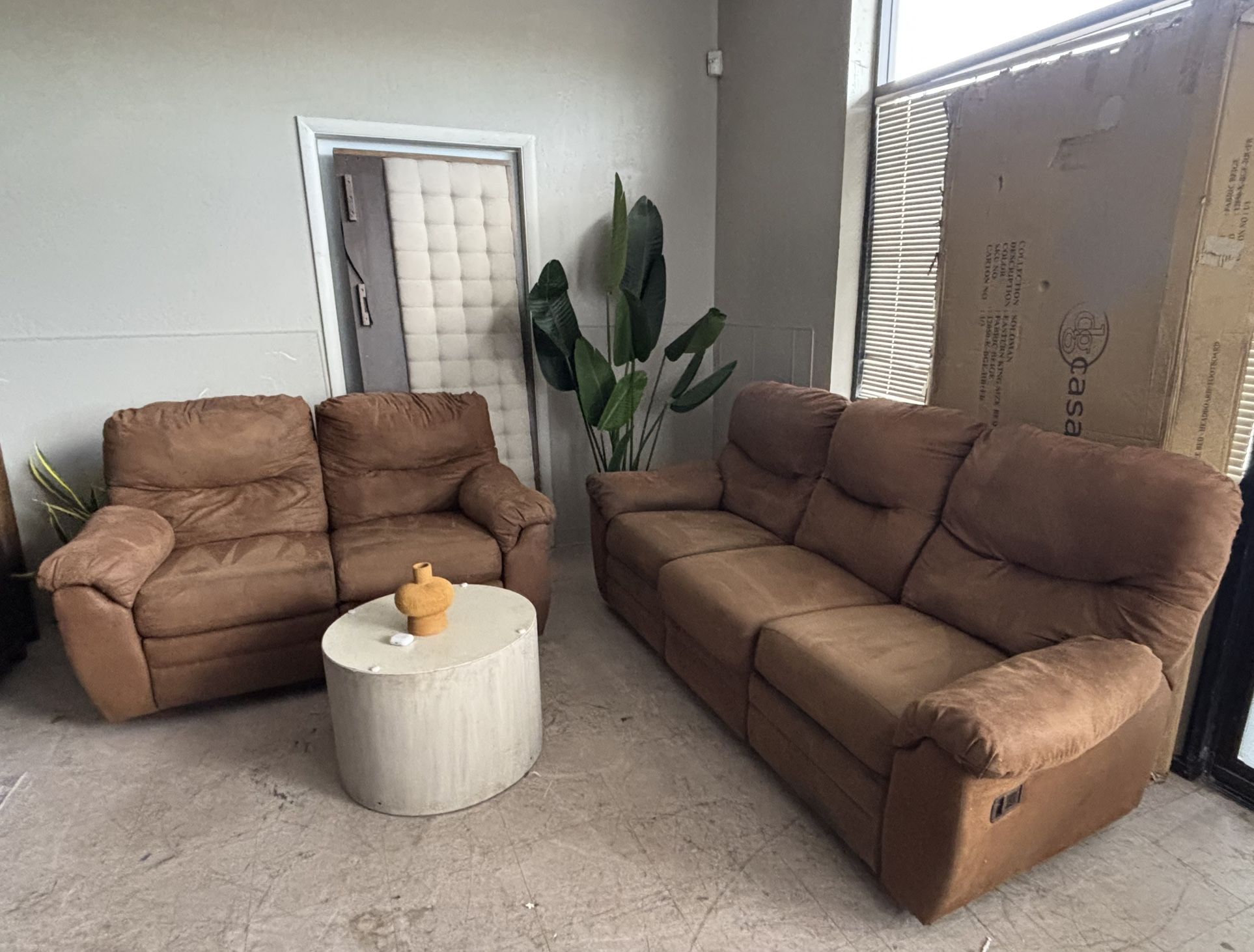 BROWN RECLINER COUCH AND LOVE SEAT SET , DELIVERY AVAILABLE 🚚