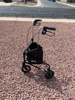 Drive Medical Deluxe 3-Wheel Rollator Walker – Excellent Condition!