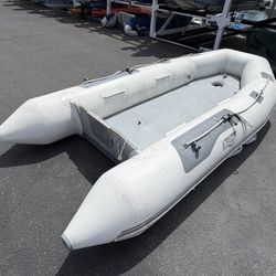  Inflatable Dinghy 10’ 4” ft + 6HP Tohatsu 