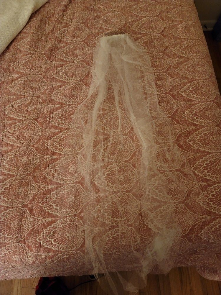 NEVER WORN WEDDING DRESS