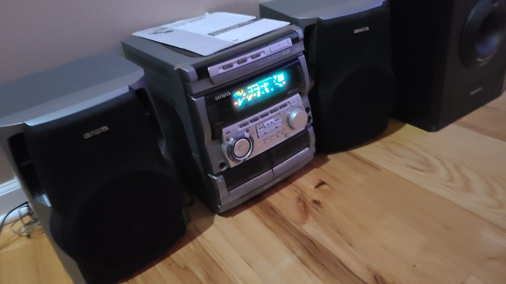 Aiwa stereo and subwoofer