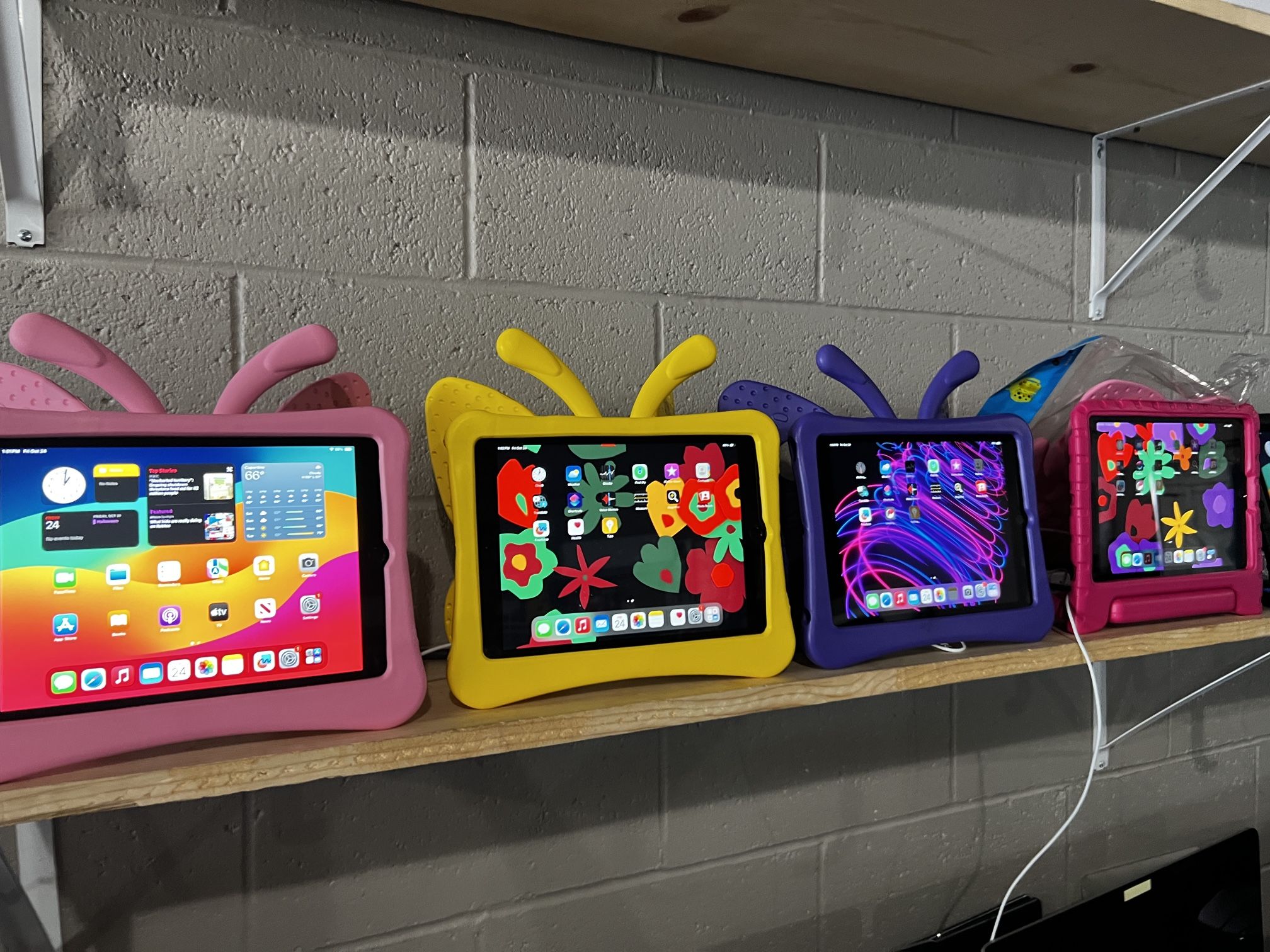 iPads. Computer PCs. iMacs. Etc. Espanol 